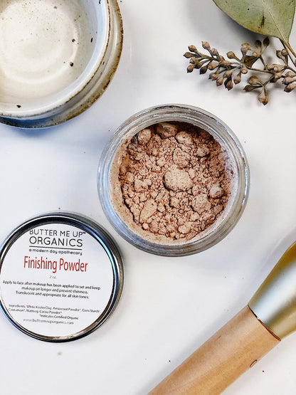 White Smokey Organic Finishing Powder Setting for makeup, translucent powder in a sleek compact, ideal for a matte finish.