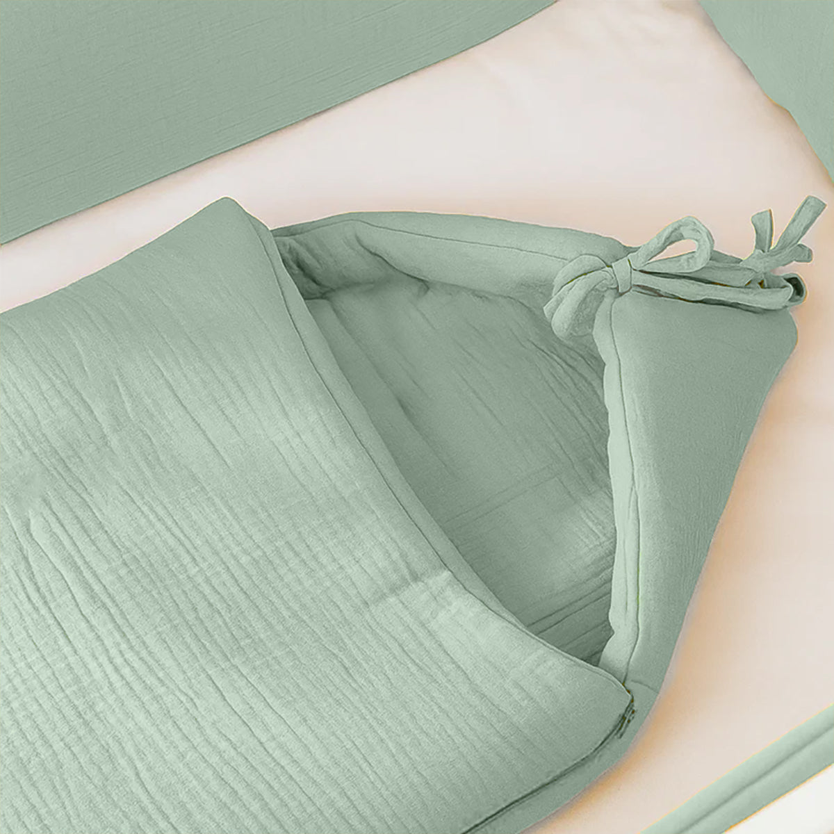 Organic cotton bunting bag in green for kids and babies by Chocolate Briseis, featuring soft fabric and playful design.