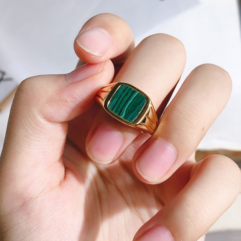 European and American retro green peacock stone ring by Carmine Medusa, featuring a vintage-inspired natural green gemstone in jewelry.