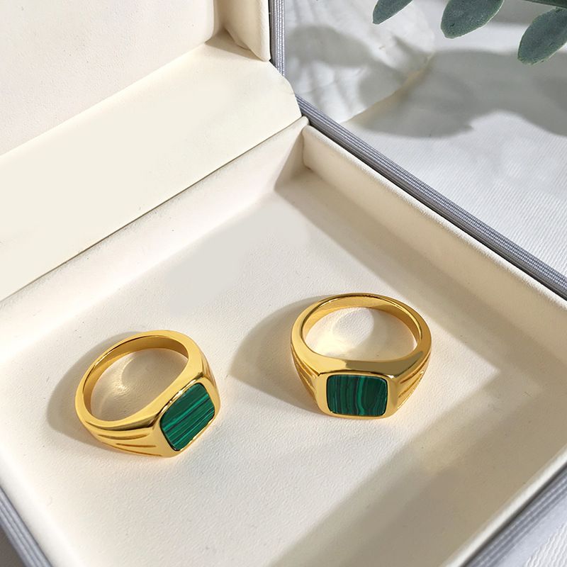 European and American retro green peacock stone ring by Carmine Medusa, featuring a detailed natural peacock-colored gemstone on a vintage-style band.