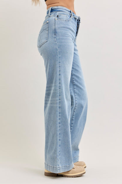 Pear Daisy Judy Blue mid-rise retro wide-leg jeans with fold-over waistband, styled for casual home wear or relaxed fashion.