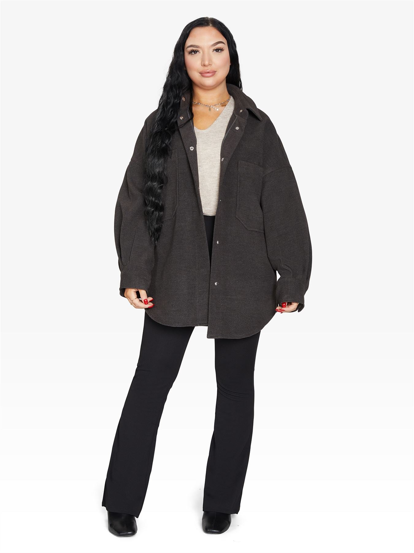 Oversized patch pocket shacket from Rose Eleusis, stylish jacket with large front pockets, ideal for casual wear and layering.