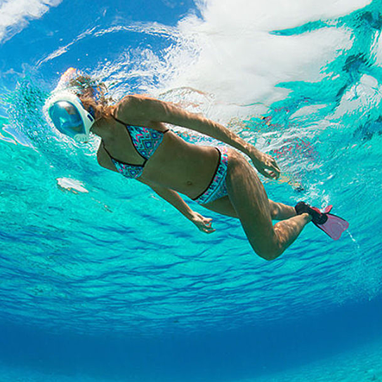Salmon Lucky full face snorkel mask for sports and outdoor water activities, featuring a clear panoramic view and adjustable straps.