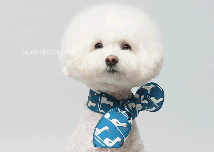 Emerald Alfie goose foam scarf for pets, soft and plush pet accessory with a playful goose design.