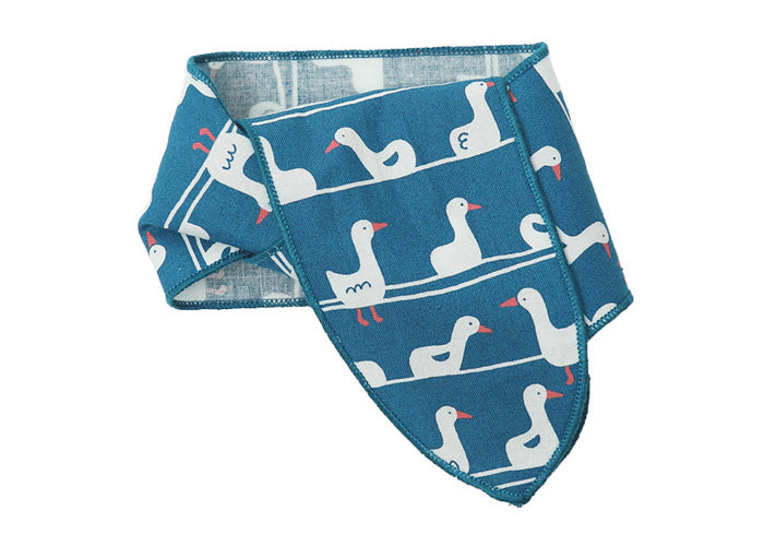 Emerald Alfie goose foam-scarf for pets, soft and colorful pet accessory, shown in a close-up image of the foam-scarf wrapped around a pet&