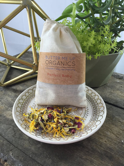 White Smokey Perfect Baby Organic Bath Tea sachet for gentle baby bodycare, featuring calming herbal ingredients in a small cloth pouch.