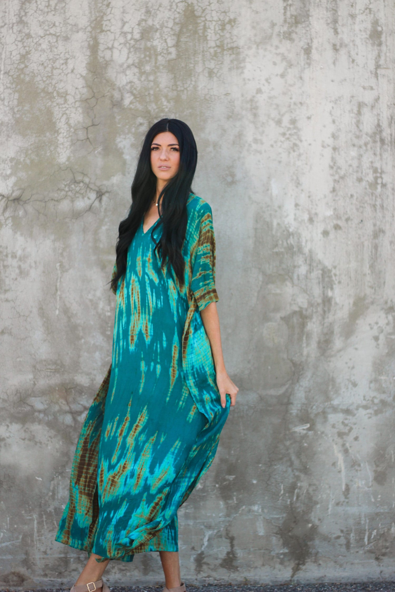 Teal green tie-dyed kaftan dress with pockets for plus size women by Erin Pontus, flowing and stylish for casual wear.