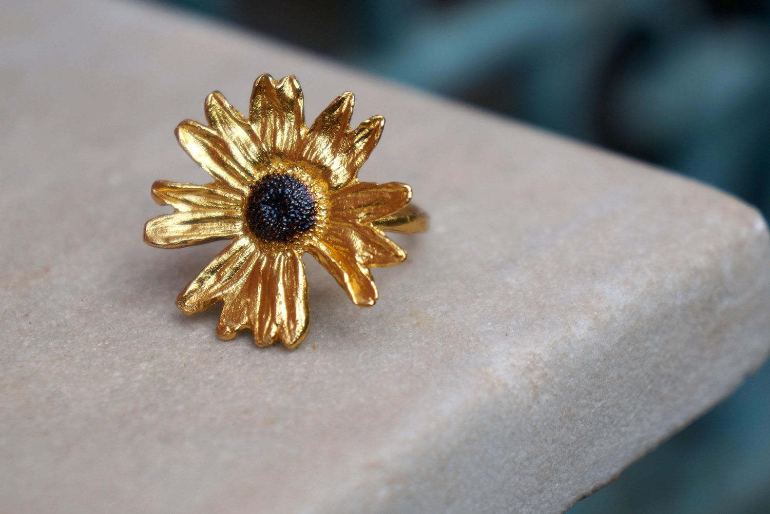 Handmade daisy ring with real flower set in recycled sterling silver 925, displayed on a jewelry stand.