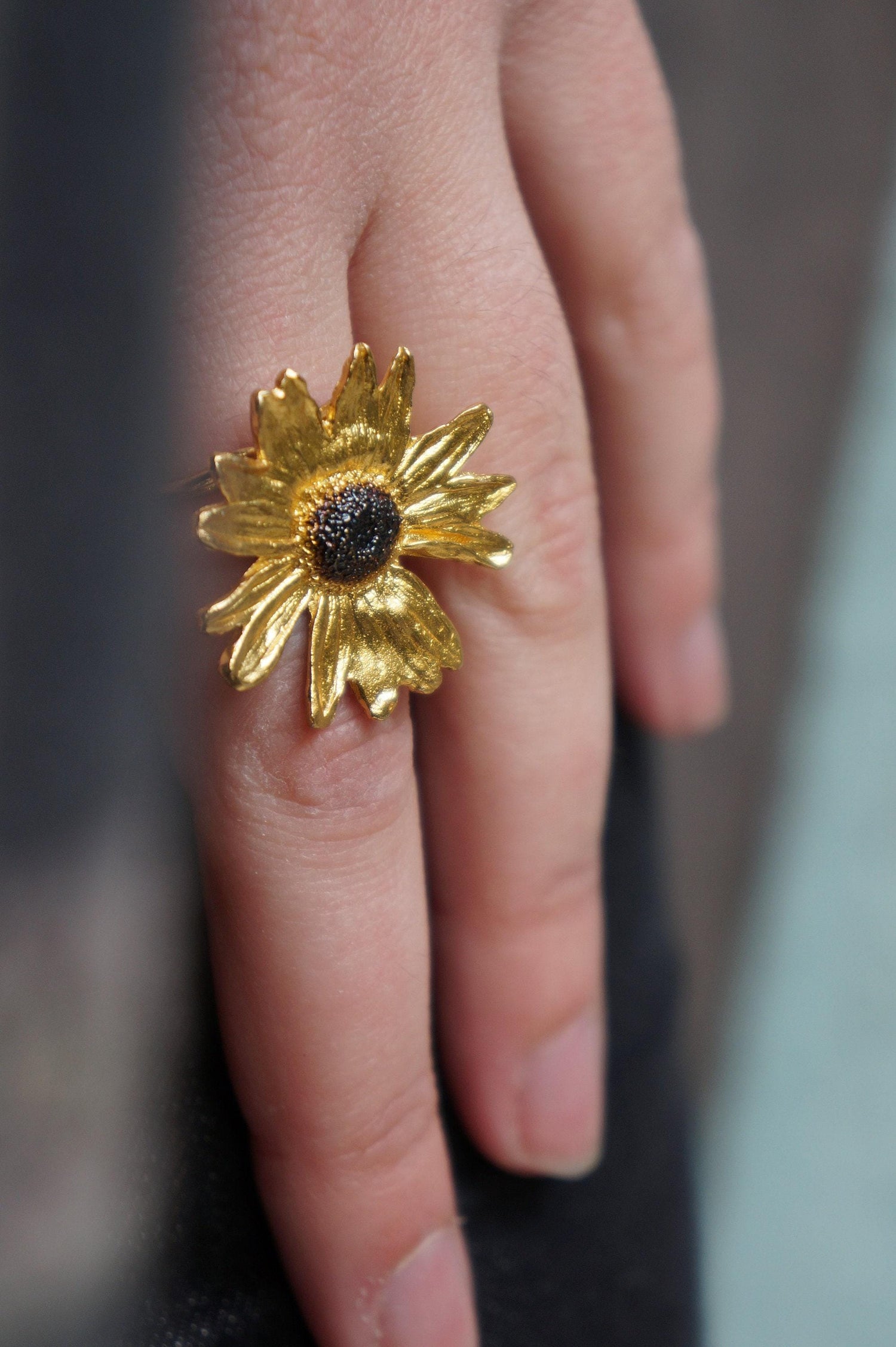 Handmade Daisy Ring with real flower set in recycled sterling silver 925, showcasing intricate floral jewelry design.