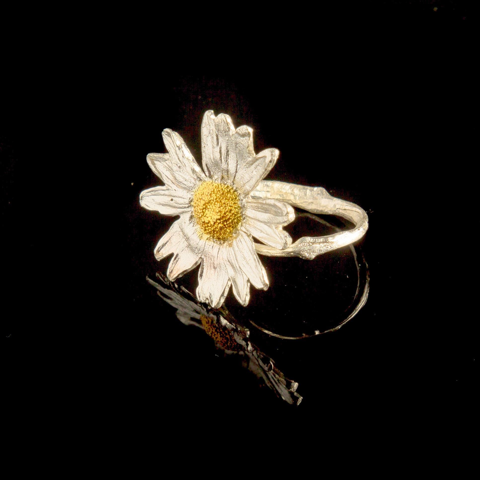 Handmade Daisy ring with real flower in recycled sterling silver 925, showcasing a delicate floral jewelry design.