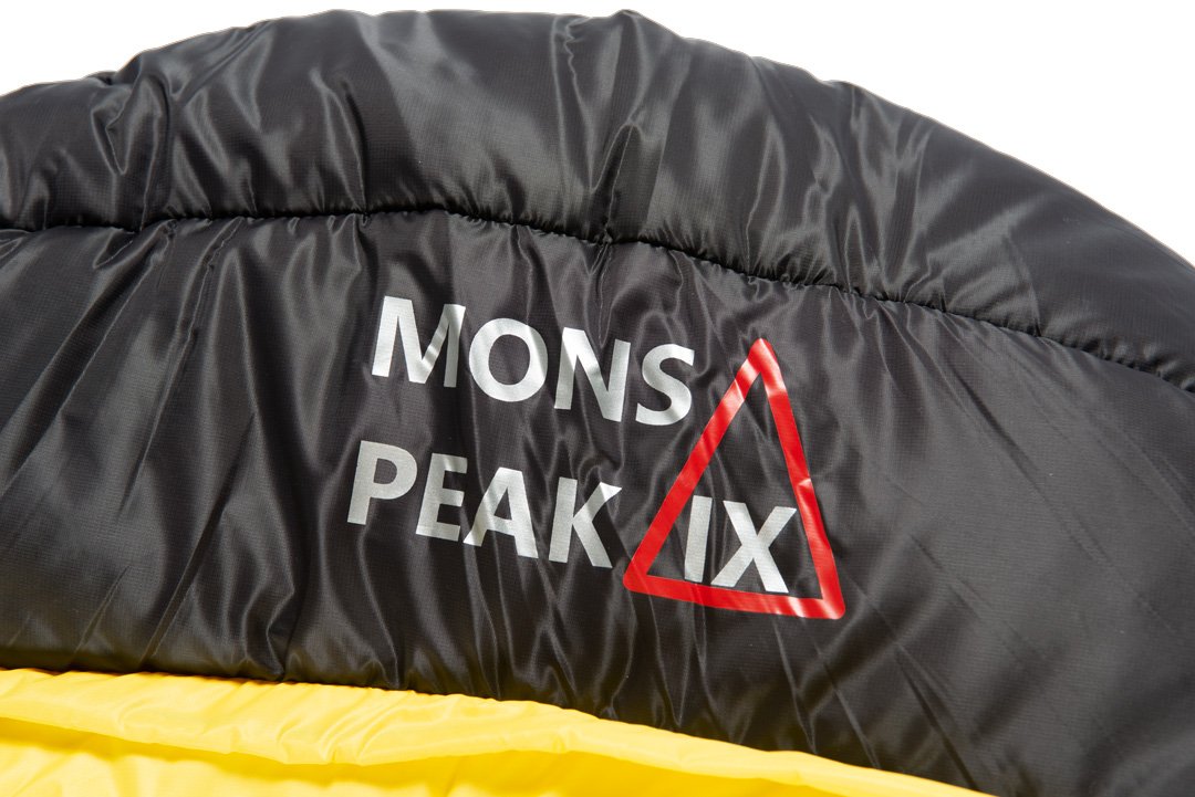 Triangulum Settler 15F camping sleeping bag with insulated head area, ideal for outdoor camping and overnight sleepouts.
