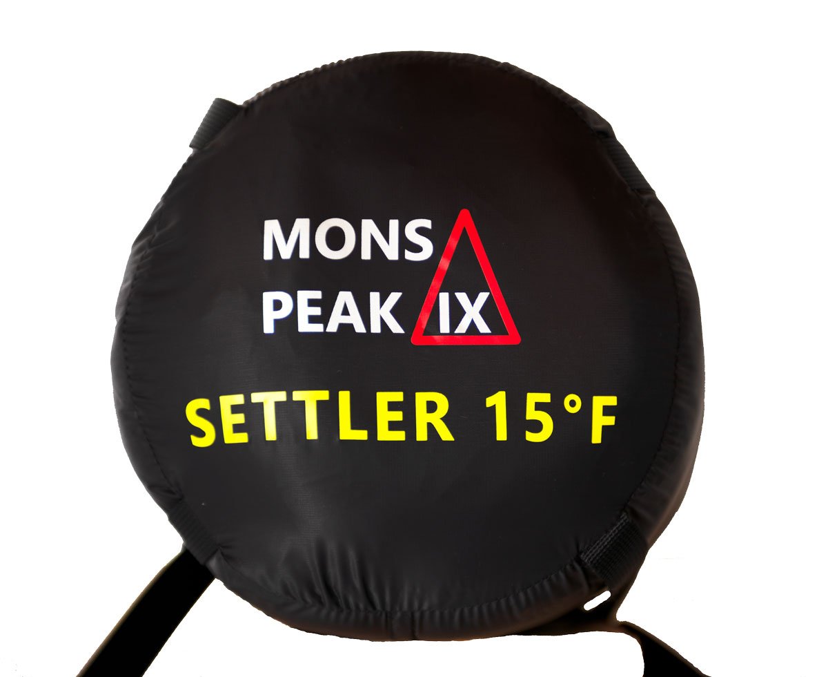 Triangulum Settler 15F sleeping bag in stuff sack, ideal for camping and outdoor adventures.