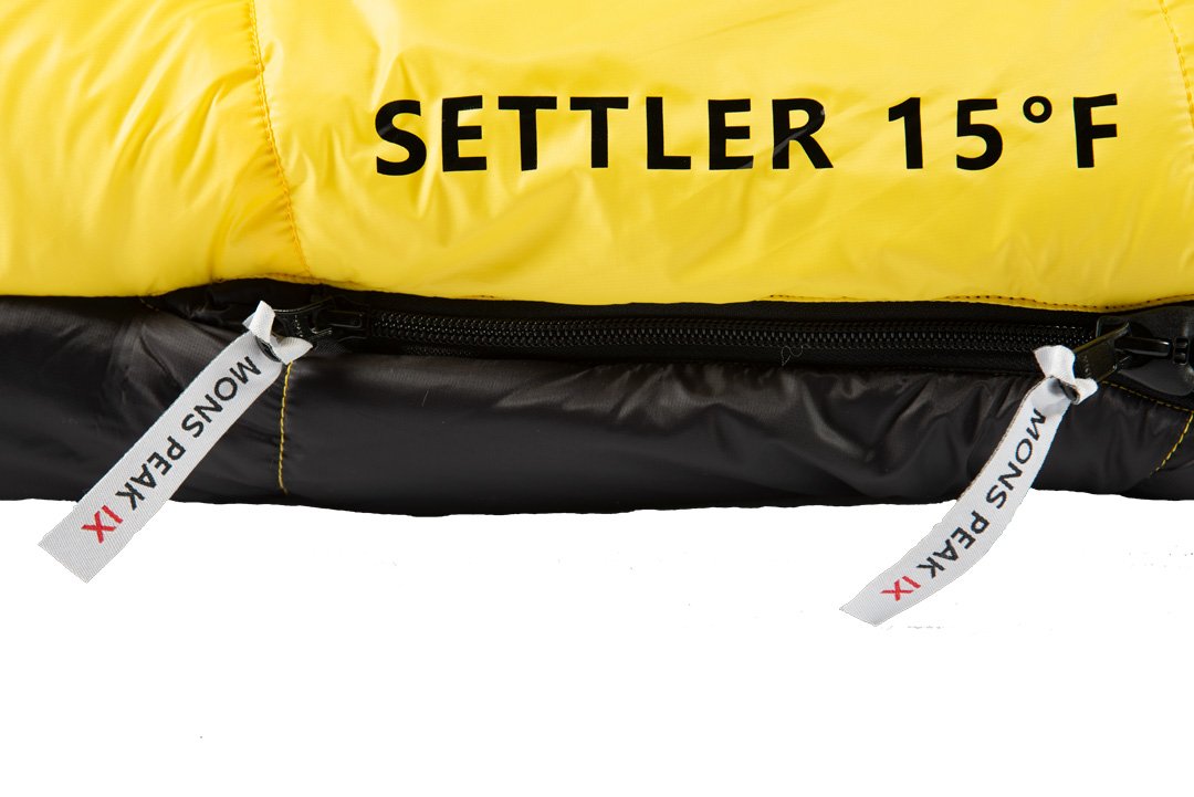 Triangulum Settler 15F camping sleeping bag with full-length zipper, suitable for outdoor camping and cold weather.