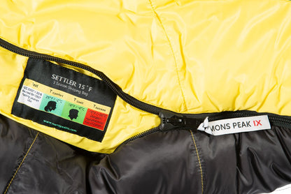 Triangulum Settler 15F camping sleeping bag with R-zipper, designed for outdoor camping and sleep comfort.