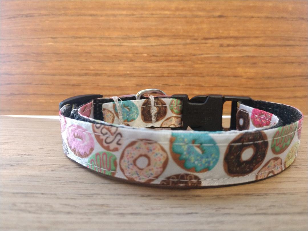 Green Thalassa small doughnut-patterned pet collar for dogs, featuring a colorful and comfortable design.