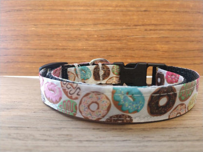 Green Thalassa small doughnut-patterned pet collar for dogs, featuring a colorful and comfortable design.