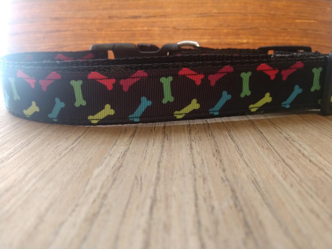 Colorful bones design leash for large pets by Green Thalassa, showcasing vibrant petwear suitable for dogs.