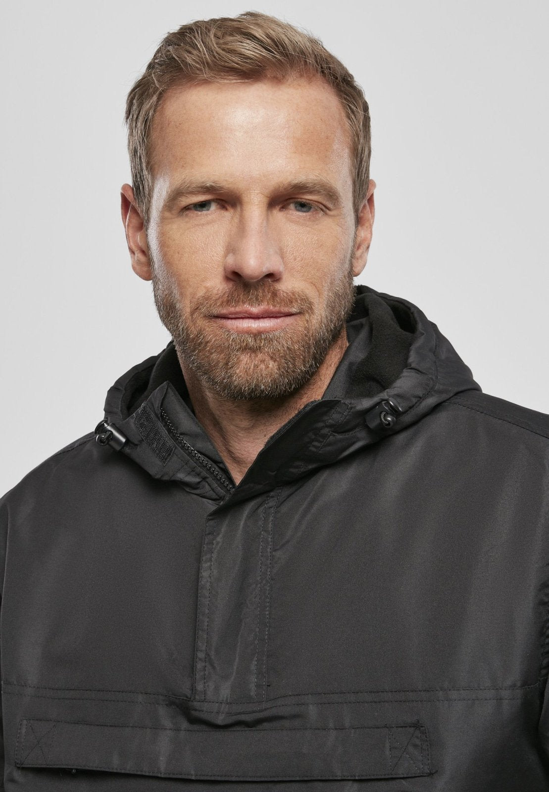 Callisto Essential Windbreaker jacket in seven colors, lightweight and weather-resistant, ideal for outdoor wear.